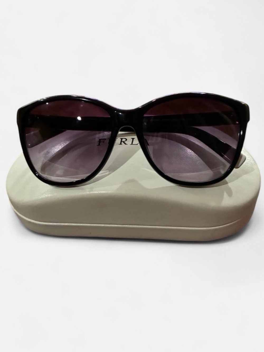 Stylish Black Women’s Sunglasses with Gradient Lenses